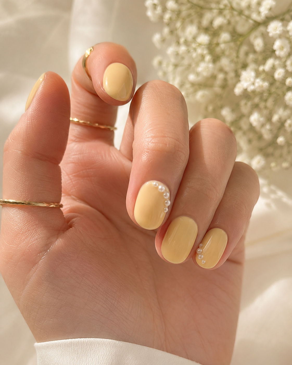 Buttercream Yellow Nails mit Pearl Dots